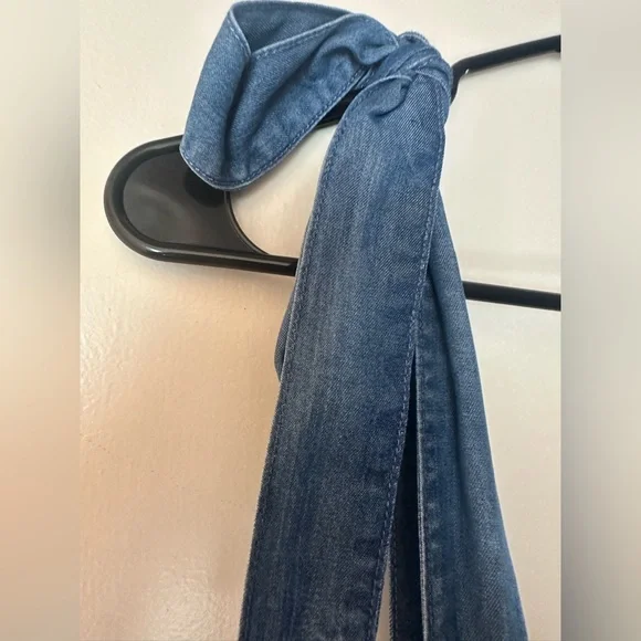 EUC ALICE + OLIVIA SOLD OUT ROZ SMOCKED CHAMBRAY ROMPER SZ 10 - Picture 8 of 10